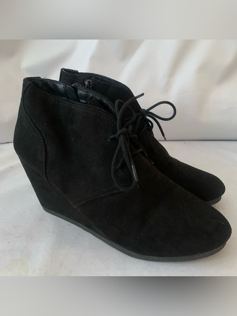 Universal Thread Women's 9.5 Bessie Black Ankle Booties Suede 3ā Wedge Lace Up